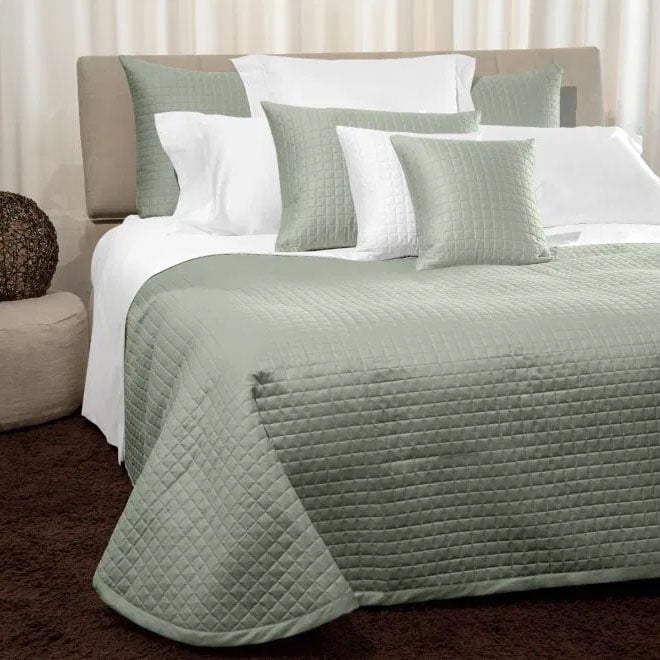 Luxe bedsprei van Signoria Firenze, gemaakt van katoen-satijn (300-TC) in de kleur aqua.