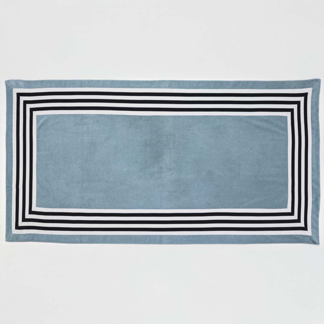 Deze strandhanddoek Cannes in de kleur atlantic wordt gemaakt van Giza katoen uit het Egyptische Giza door Abyss Habidecor