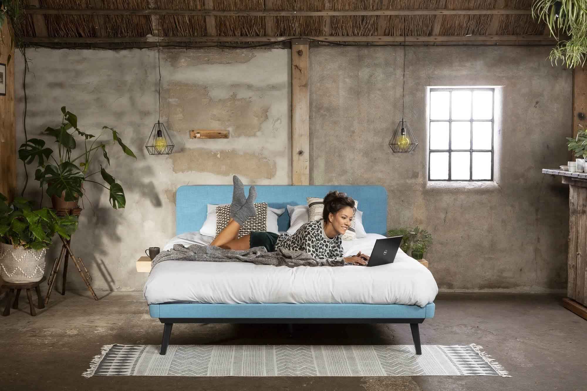 Avek Stiel Max bed uitgevoerd met een fraaie gestoffeerde bedrand en met een achterwand. De Stiel Max en biedt een heerlijk comfortabele ligging tevens ideaal voor mensen die last hebben van huisstofmijt.